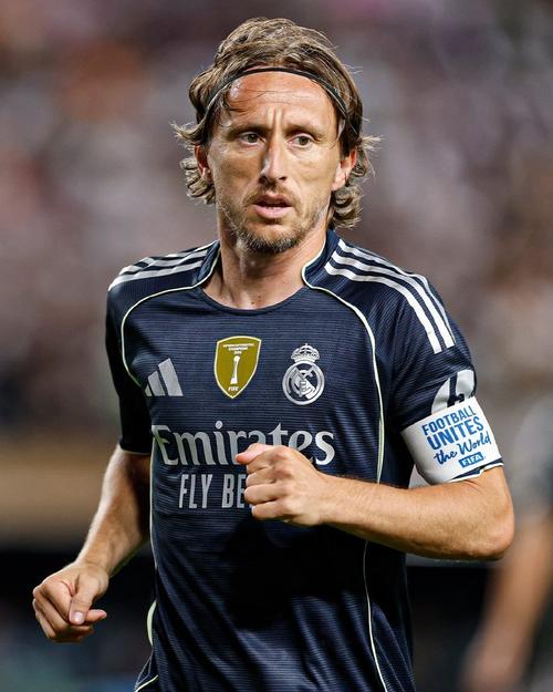 感受土超的气氛，埃德森在伊斯坦布尔德比中遭球迷投掷塑料杯